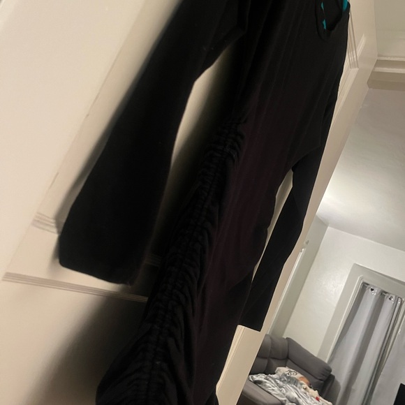 Black small form fitting dress - Picture 3 of 4